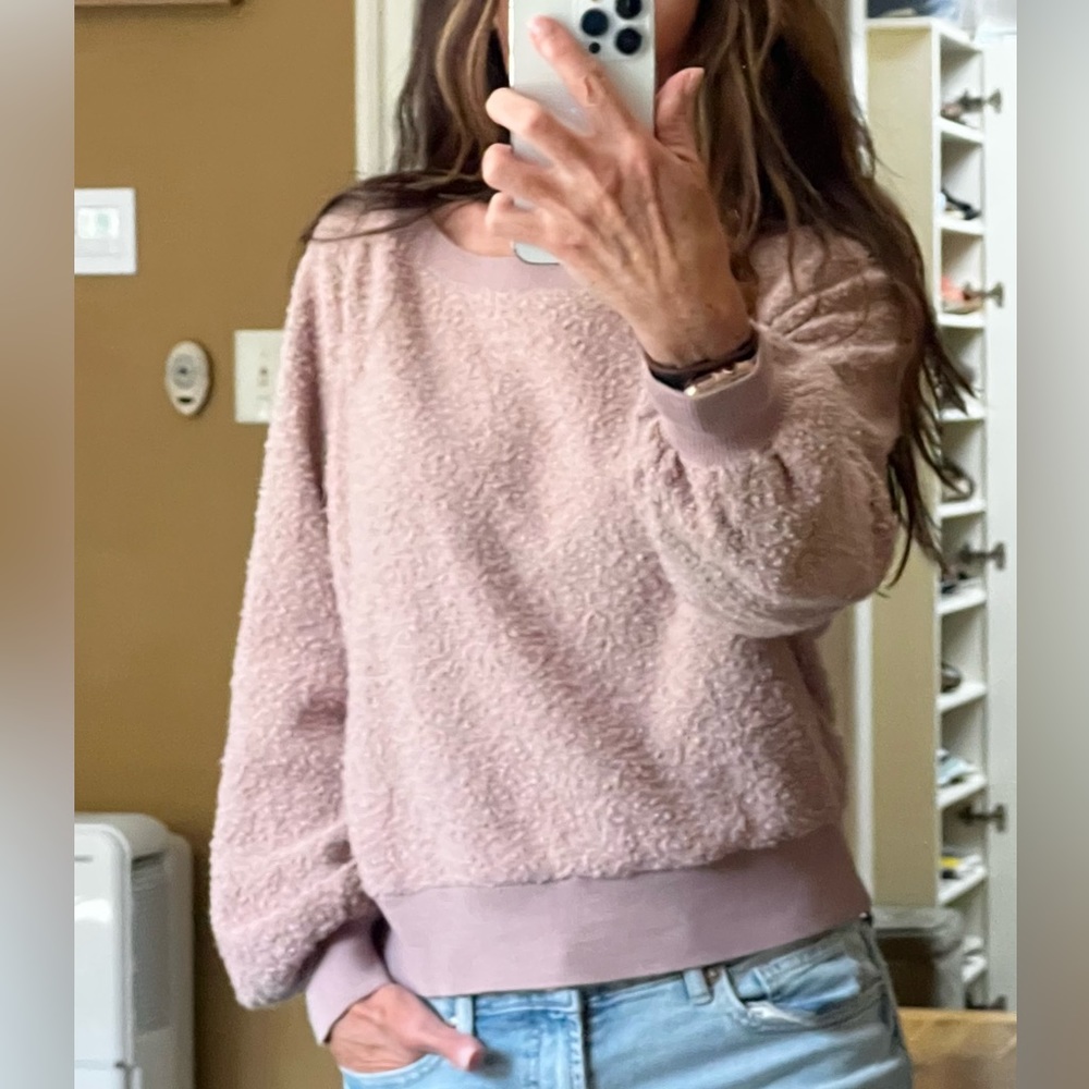 Fuzzy sweatshirt. Mauve. Small.